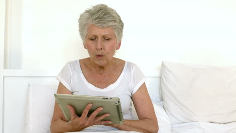 Senior-woman-using-tablet