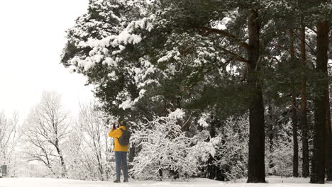 Backpacker-Im-Schnee