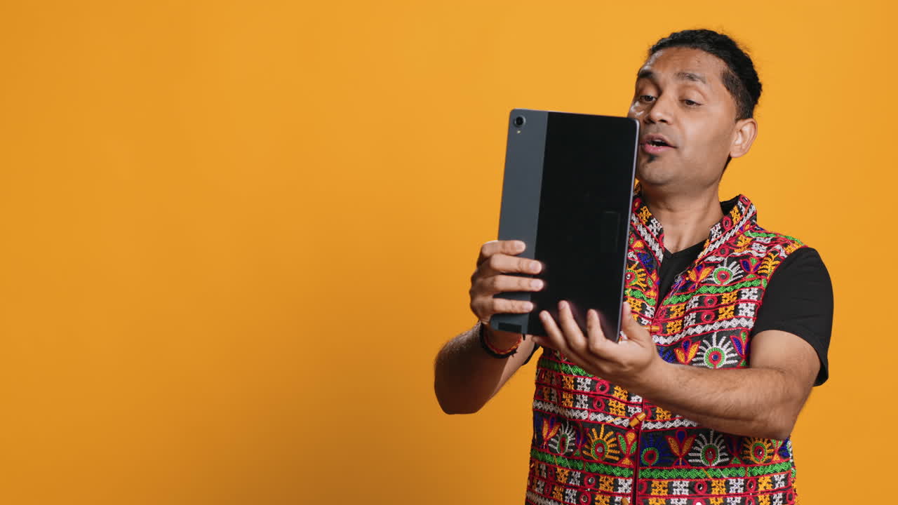 온라인 비디오 통화를 통해 친구에게 인사를 하는 반이는 남자, 스튜디오 배경