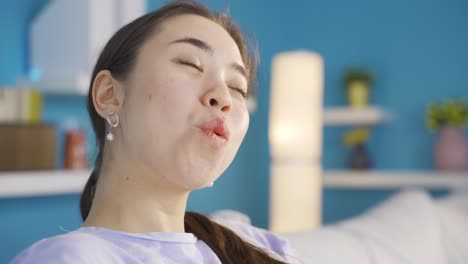 평화롭고 편안한 아시아 젊은 여성의 초상화입니다.