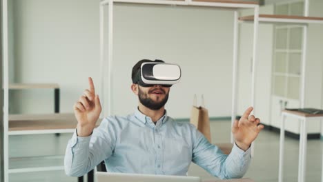el hombre sorprendido tiene un momento fascinante sentado en una silla con gafas de realidad virtual
