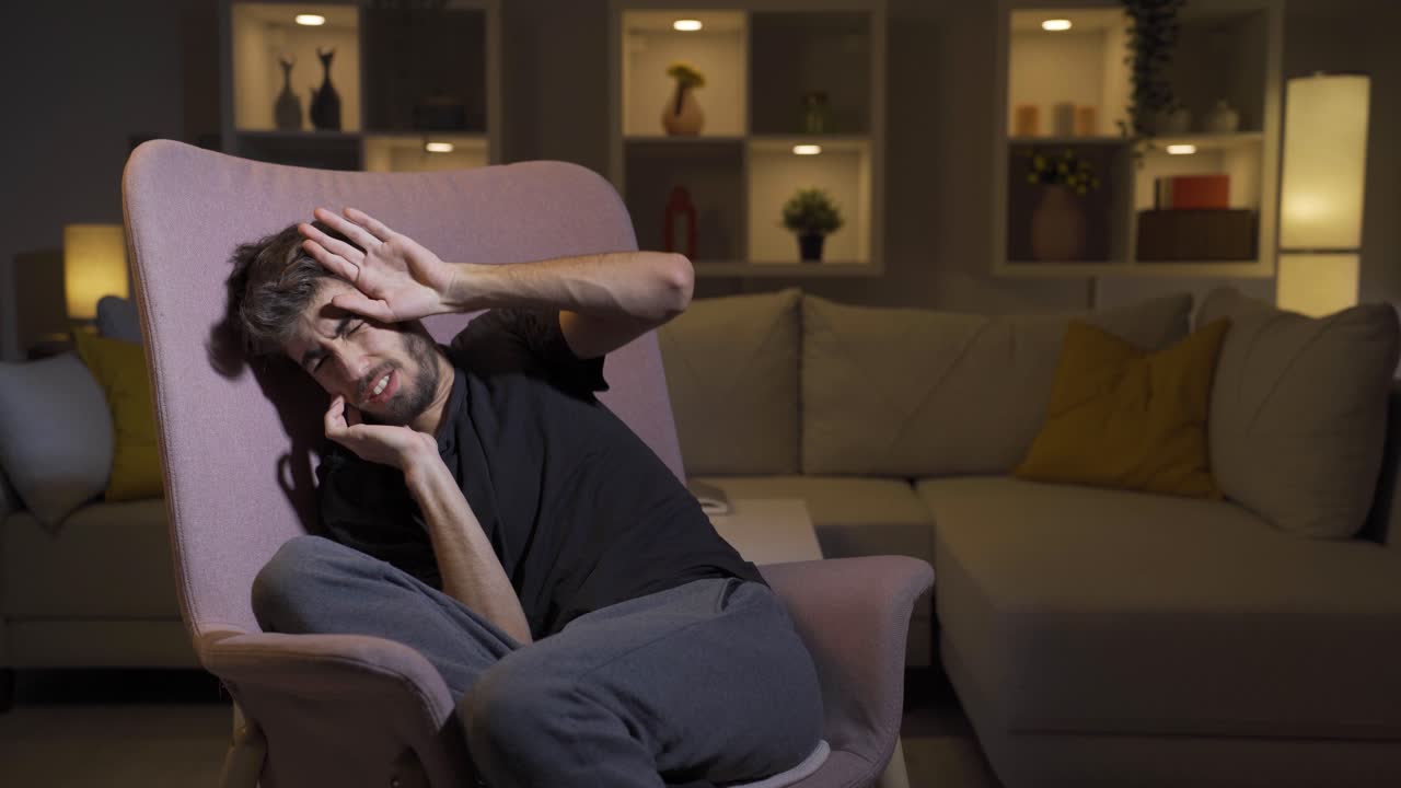 Uomo codardo che si nasconde e si guarda intorno