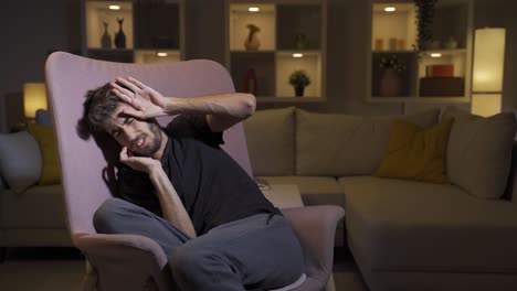 hombre cobarde escondiéndose y mirando a su alrededor.