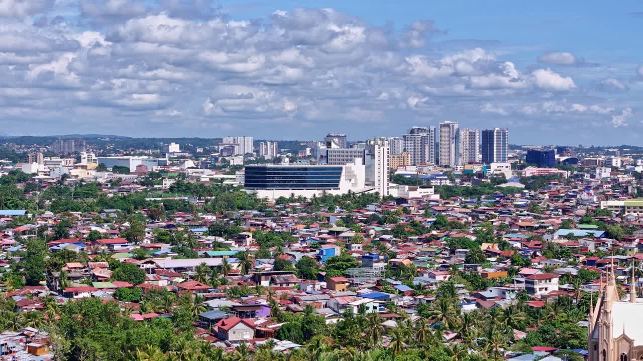 Kota Davao di Mindanao, Filipina, tampilan udara yang memperlihatkan Kota Davao dengan kontras rumah-rumah di pusat kota dan blok menara modern