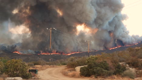 incendio de fairview en medio de la tormenta tropical kay cerca de hemet en el sur de california