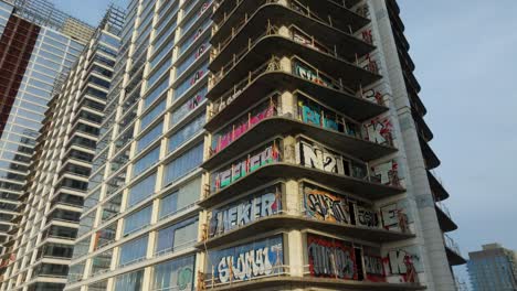 4k aerial de la torre de graffiti en dtla en febrero de 2024, los ángeles, california, estados unidos