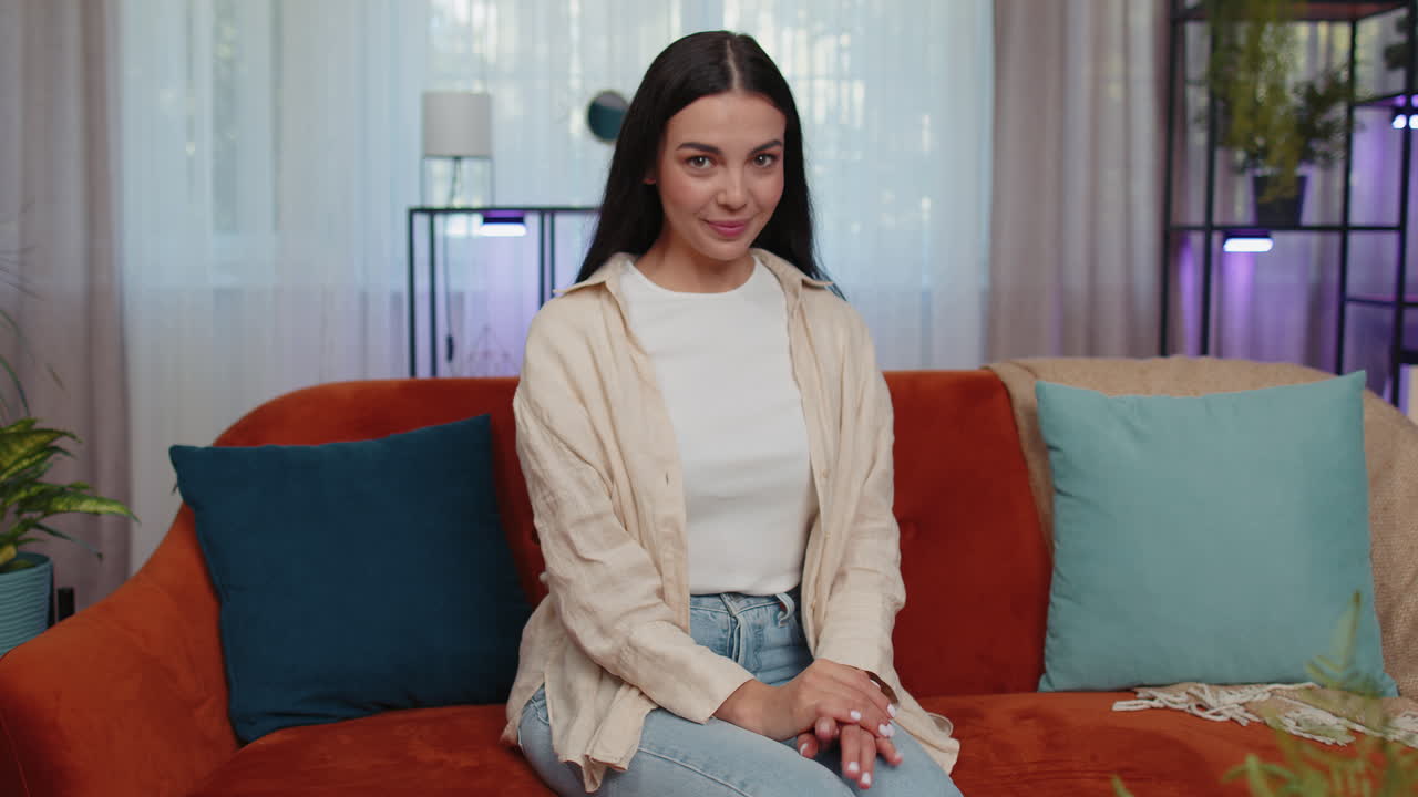 젊은 여성은 입술에 손가락을  ⁇ 러 침 ⁇ 을 유지합니다. 침 ⁇ 의 표시입니다. 소문은 말하지 않습니다. 비밀, 집에서 조용합니다.