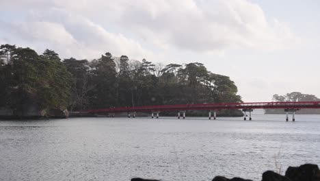 copos de nieve cayendo sobre las islas matsushima, con fukuurajima al fondo