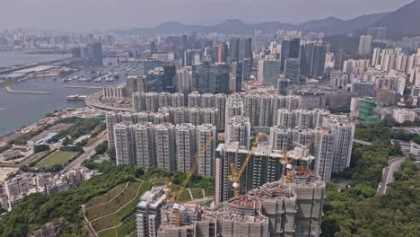 Un-Dron-Aéreo-Gira-Sobre-La-Ciudad-De-Laguna,-Revelando-El-Refugio-Contra-El-Tifón-Kwun-Tong-A-Lo-Largo-Del-área-De-La-Bahía-En-Hong-Kong,-China-En-Un-Día-Soleado