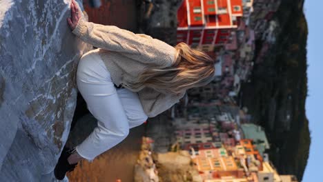 Schöne-Blonde-Frau-Tourist-Bewundern-Riomaggiore,-Cinque-Terre,-Italien