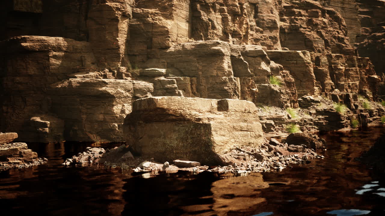 강 근처 의 바위 절벽