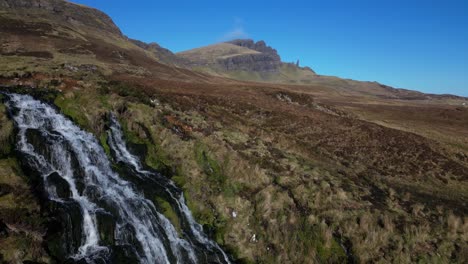 cascada escocesa en cámara lenta con pan hasta el viejo de storr en brides veil falls trotternish isle of skye