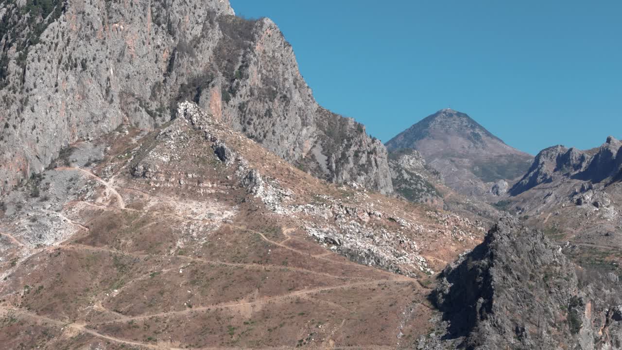 terreno accidentado sobre las montañas taurus del cañón verde sobre la presa de oymapinar en la provincia de antalya, turquía