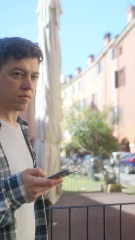 hombre usando teléfono inteligente al aire libre
