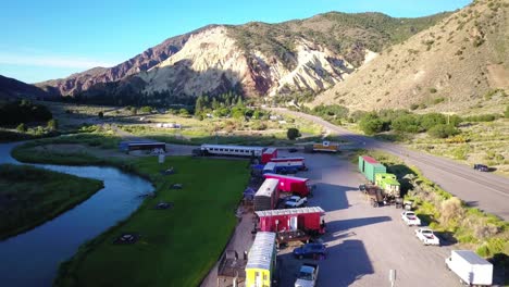 Luftaufnahme-Des-Big-Rock-Candy-Mountain-Caboose-Village-In-Sevier-County,-Utah