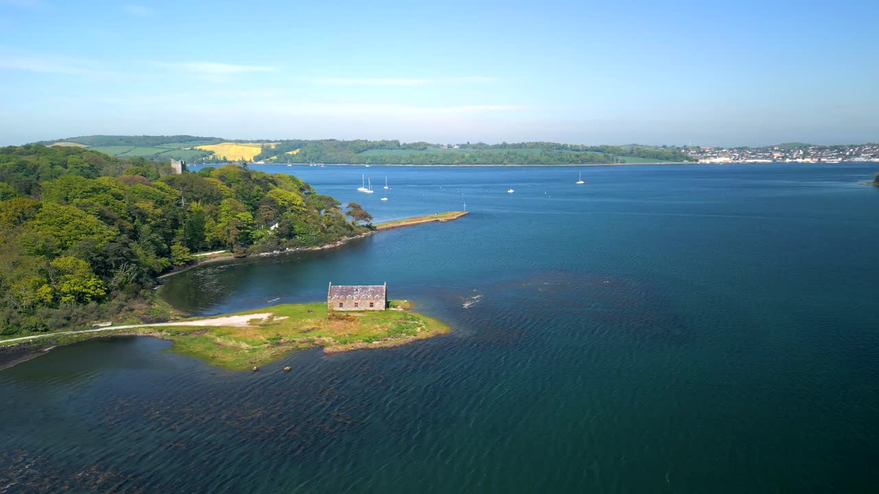 북아일랜드 다운 카운티에 있는 스트랭포드 로우 (strangford lough) 의 공중 촬영