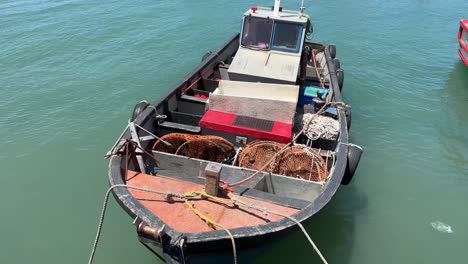 Fischerboot-Am-Liegeplatz-Im-Hafen-3