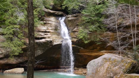 Cascada-En-La-Cueva-Del-Anciano-En-Las-Colinas-De-Hocking,-Ohio