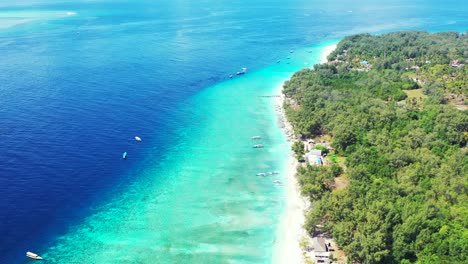 Pacífico-Paisaje-Azul-De-La-Tranquila-Superficie-Del-Mar-Alrededor-De-La-Laguna-Turquesa,-Lavando-Playas-De-Arena-Blanca-De-Islas-Tropicales-En-Indonesia