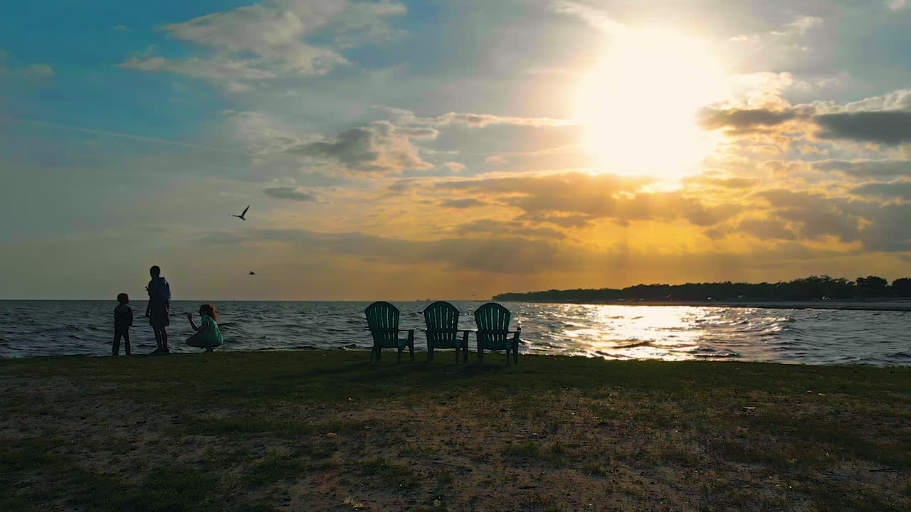 미시시피 걸프코스트 해안을 따라 조개껍데기를 찾는 가족