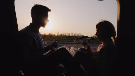 Teenager-Mit-Einer-Jüngeren-Schwester-Wird-An-Einer-Tankstelle-Einen-Snack-Essen,-Während-Einer-Autofahrt-Ausruhen