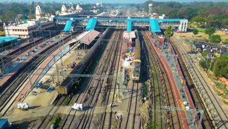 Luftaufnahme-Des-Bahnhofs-Von-Varanashi,-Drohnenansicht-Des-Bahnhofs