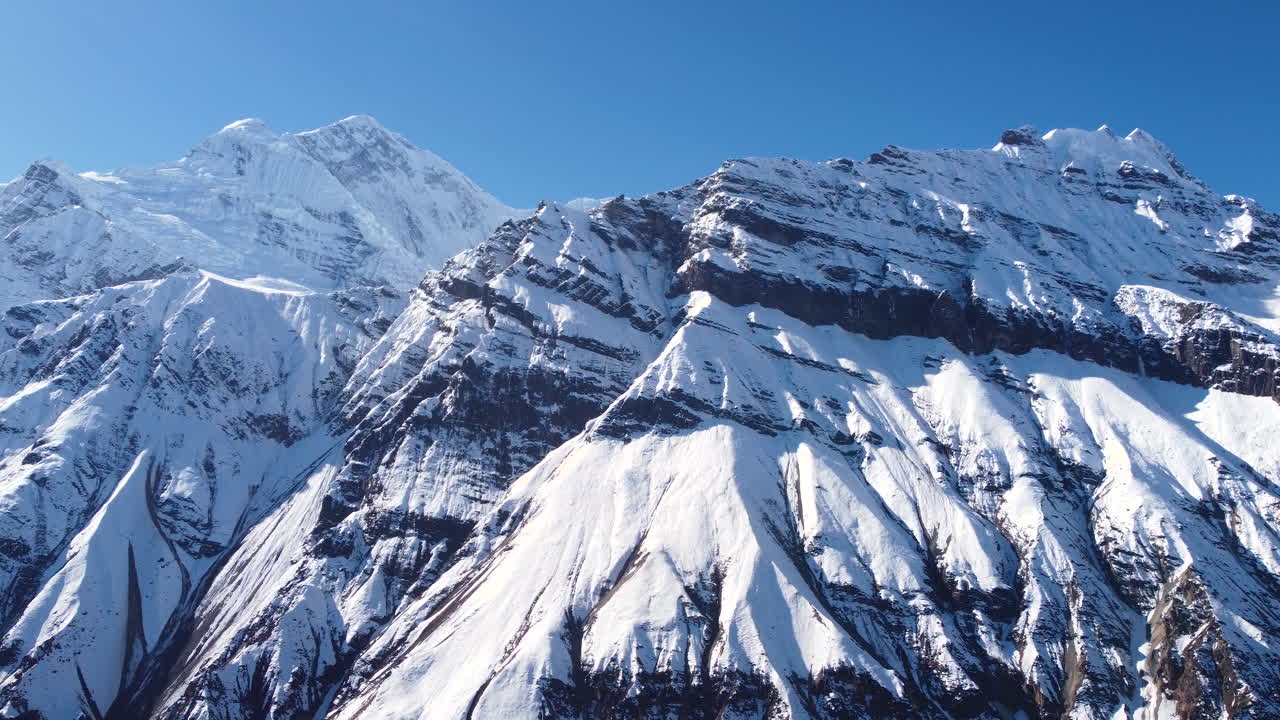 tomada de drones de las cadenas montañosas de annapurna en manang, nepal