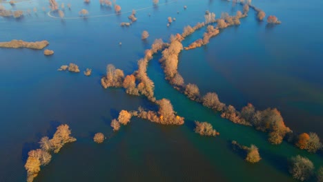 imágenes aéreas de drones en 4k de una llanura de planina, eslovenia