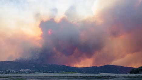 ojai california 1 위의 벤추라 카운티 언덕에서 타는 거대한 토마스 화재의 놀라운 시간 경과