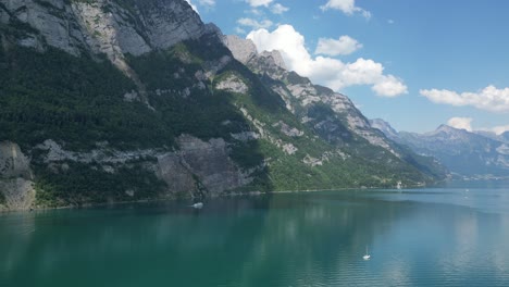 las aguas turquesas del lago walensee en suiza abrazadas por los rocosos alpes suizos en la costa