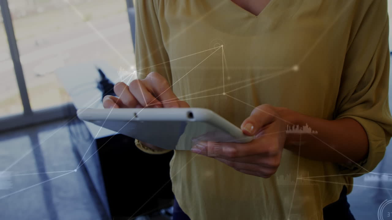 animación del procesamiento de datos sobre una mujer de negocios biracial que usa una tableta