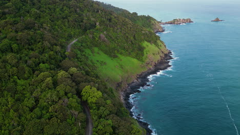 Vista-Aérea-Panorámica-De-La-Pintoresca-Carretera-Costera-Paralela-A-La-Playa-En-La-Isla-Tailandesa-De-Koh-Lanta,-Parque-Nacional-Mu-Ko-Lanta