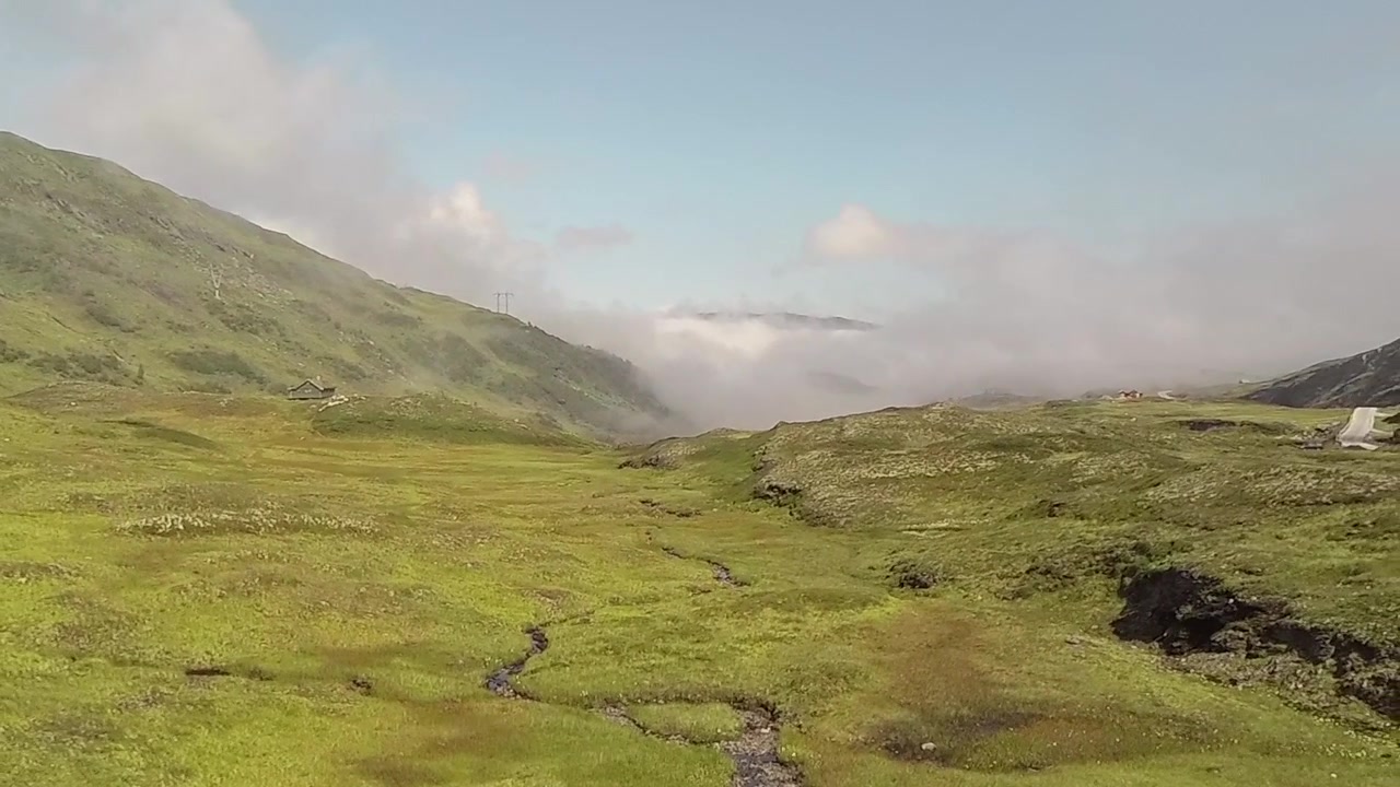 Vista aerea di una pianura in cima alle montagne