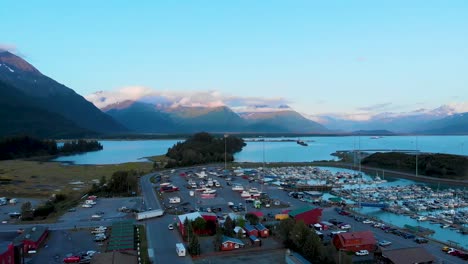 Video-De-Drones-De-4k-Del-Puerto-De-Barcos-Comerciales-De-Valdez-En-Valdez,-Alaska-Durante-Un-Día-Soleado-De-Verano