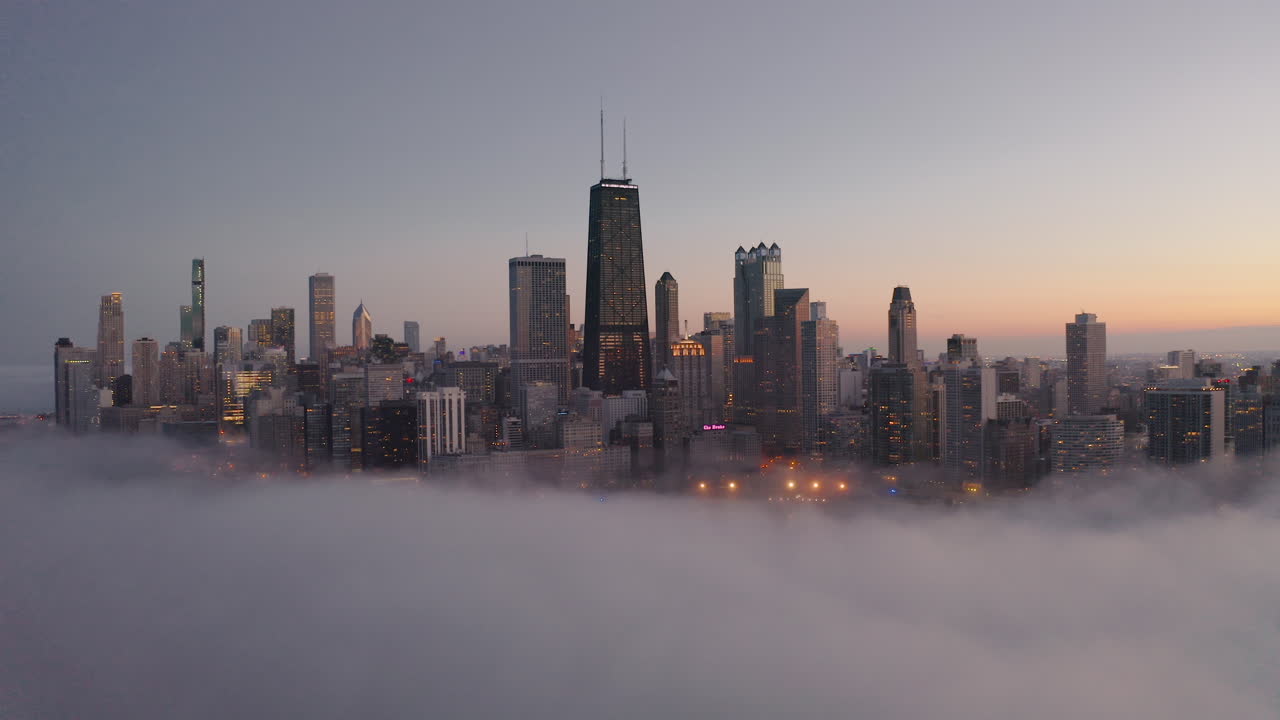 vista aérea del centro de chicago con niebla