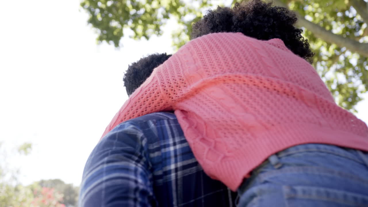 행복한 아프리카계 미국인 남자가 집에서 정원에서 포옹하고, 느린 동작