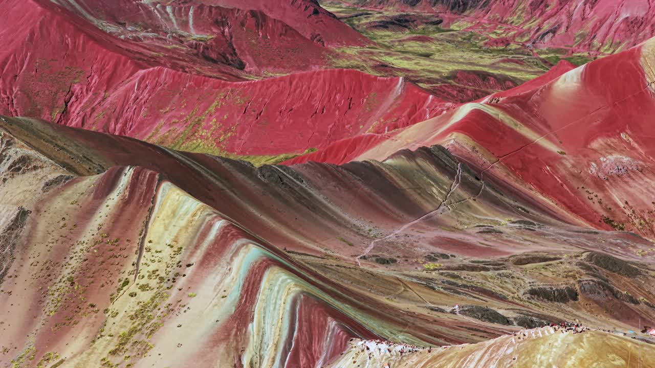 Montagna Rainbow Vinicunca Perù drone aereo mattina cielo blu Montaña de Siete Colores Palccoyo Pallay Punchu nuvola Ande peruviane Valle Rossa sette colori colline a strisce sette colori panoramica in avanti verso l'alto
