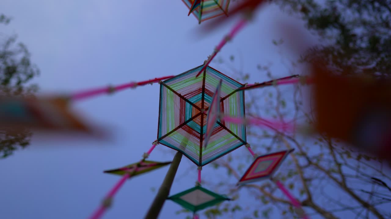 tung sobre fondo de cielo azul, es un término para el trabajo de hilo que está envuelto en tres piezas de núcleos de bambú. usar hilos de diferentes colores para agregar belleza