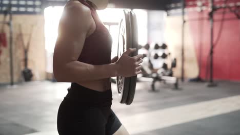 mujer levantando pesas en el gimnasio