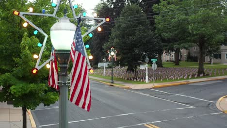 Bandera-Americana-De-Los-Ee.uu.-Y-Decoraciones-En-Una-Pequeña-Ciudad