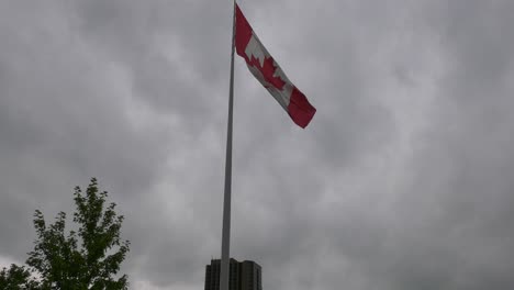 Kanadische-Flagge-Weht-Im-Wind