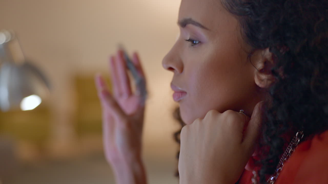 mujer de negocios, pluma y cara pensando en la creatividad