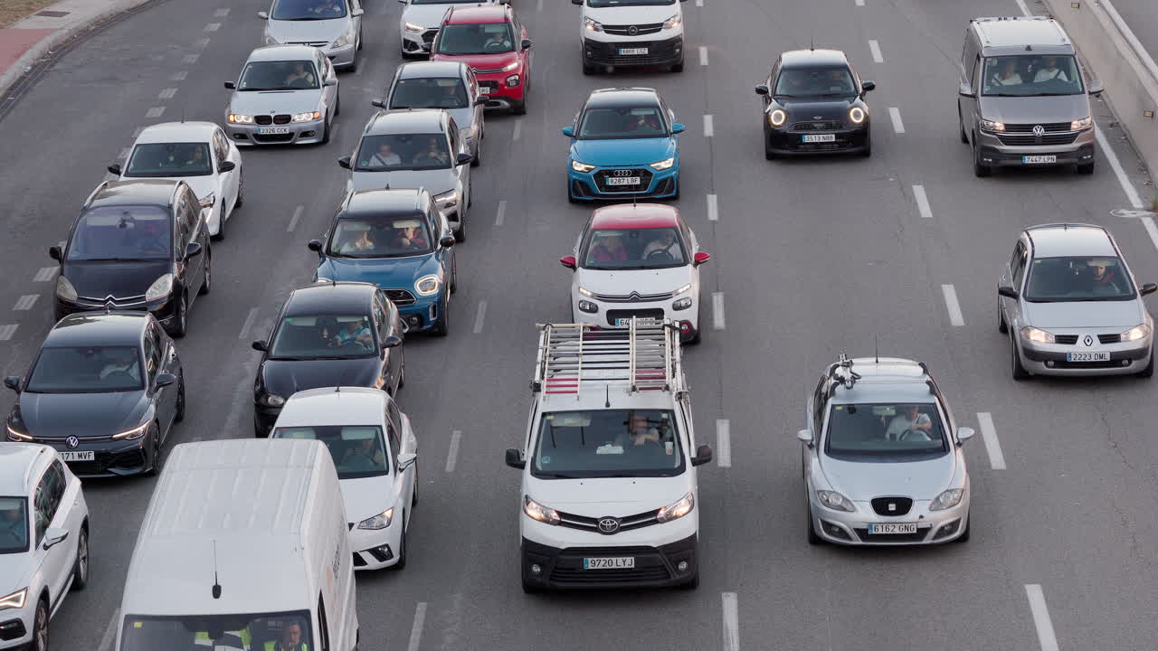 Вечерний час пик на шоссе в Барселоне