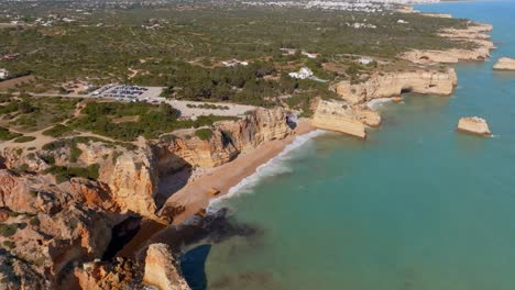 praia da marinha algarve, portugal, vista panorámica aérea del establecimiento de drones