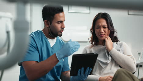 consulta del dentista con el paciente en una clínica dental