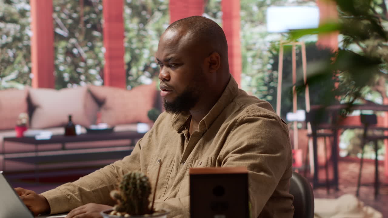 freelancer en el hogar realizando análisis de negocios y creando informes financieros