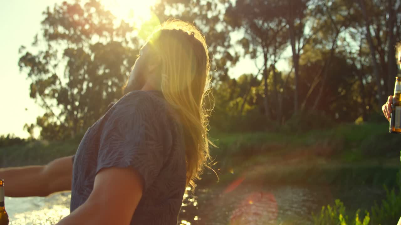 amigos divirtiéndose cerca del lago 4k