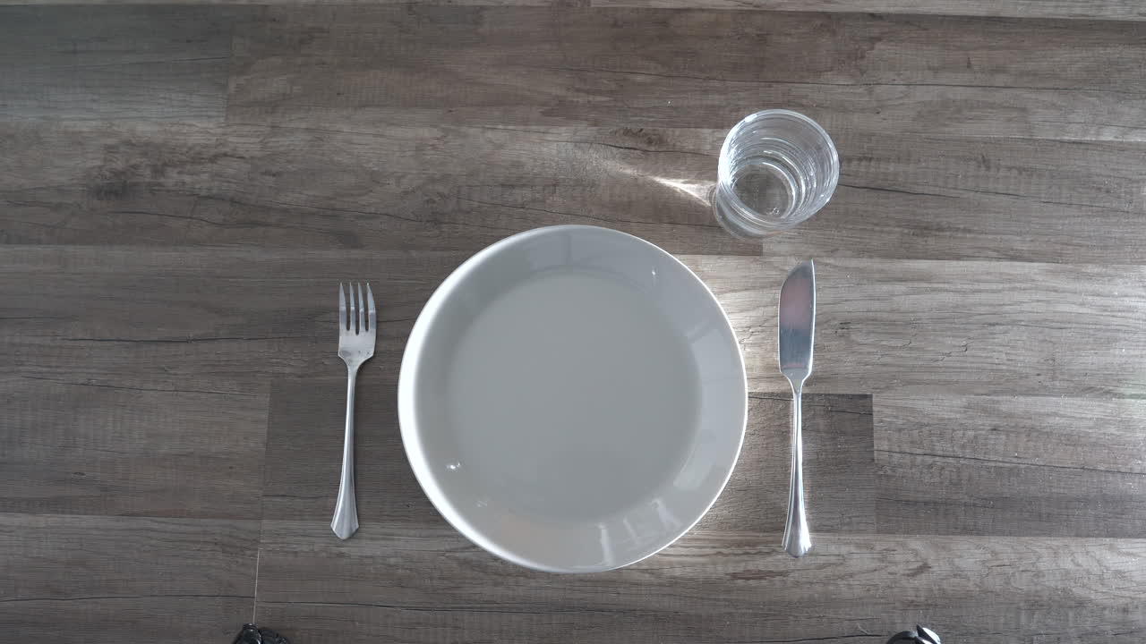 poner la mesa en casa, agregar vidrio, cerrar