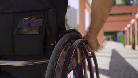 primer plano de un joven discapacitado en silla de ruedas en cámara lenta.