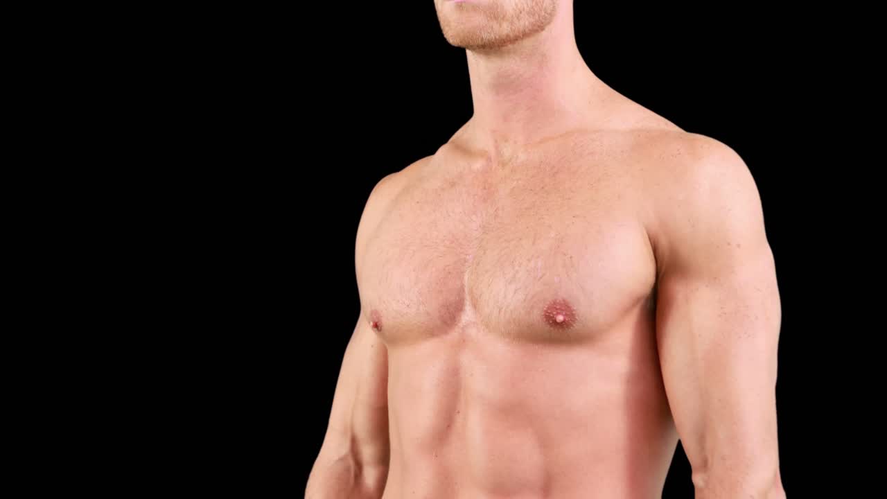 hombre musculoso posando para la cámara